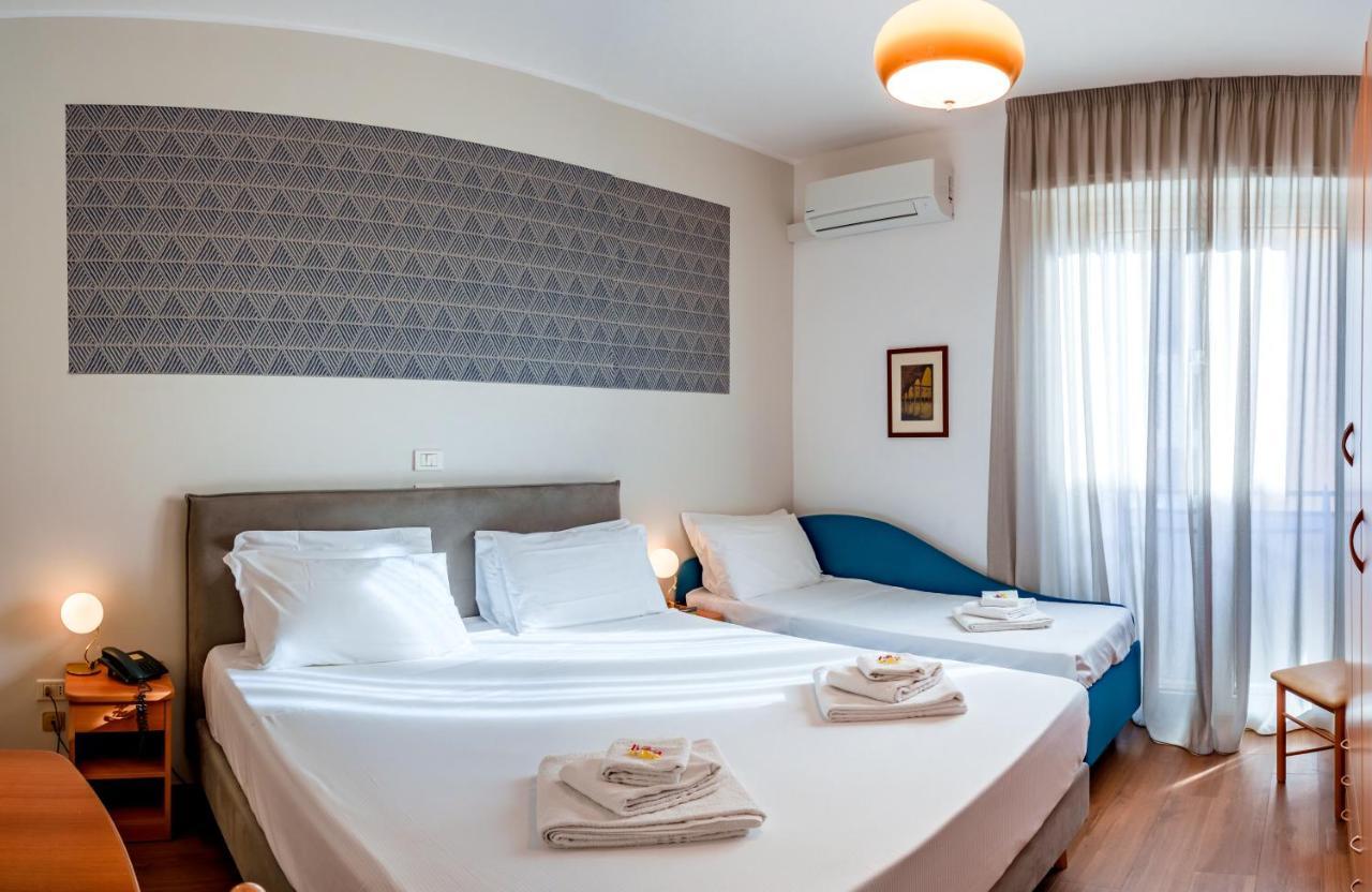 Hotel Tritone Senigallia Bagian luar foto