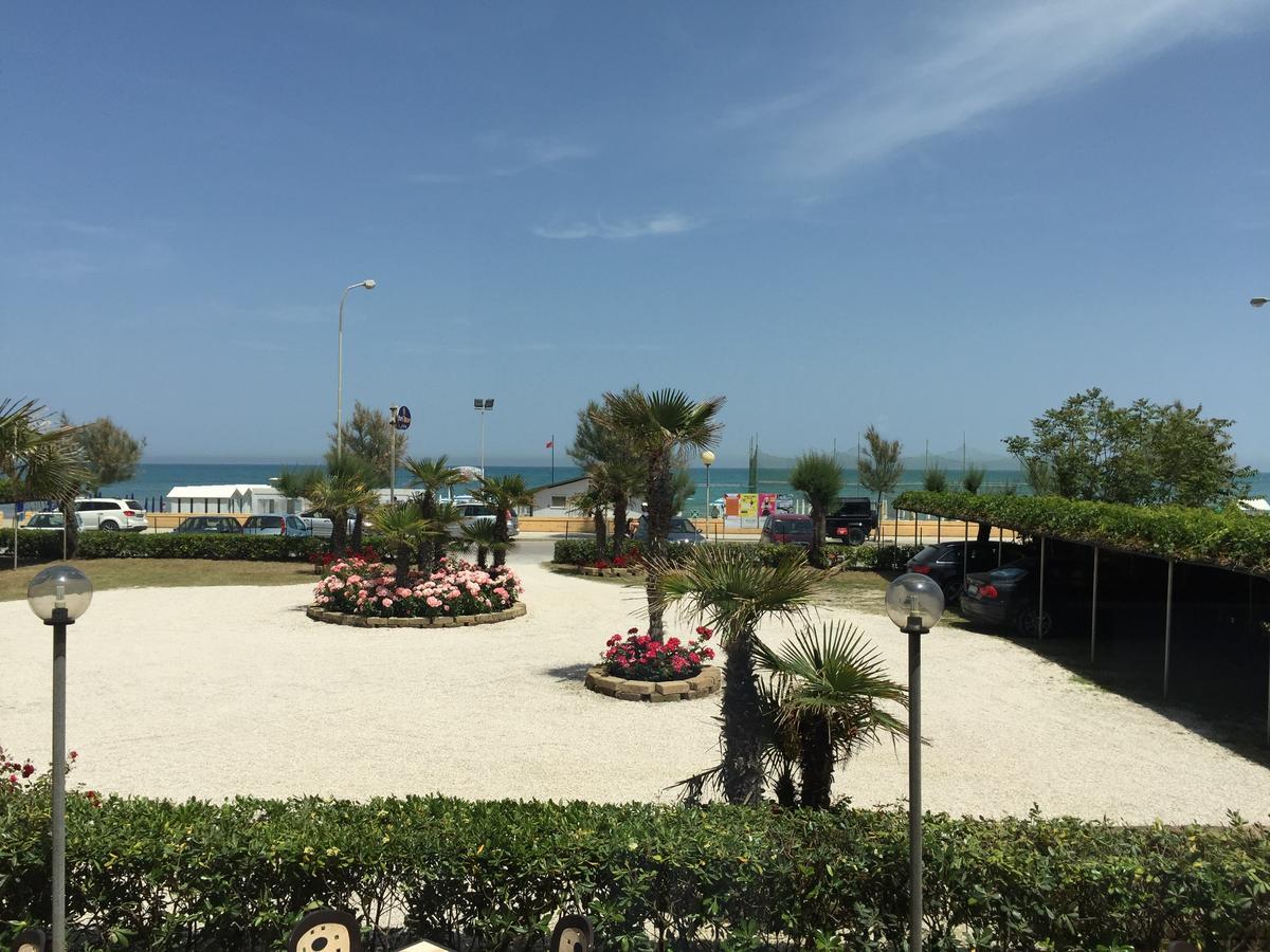 Hotel Tritone Senigallia Bagian luar foto