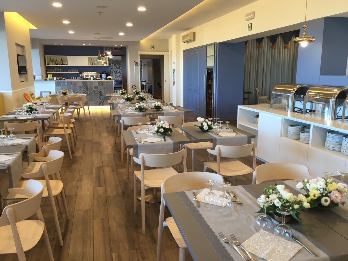 Hotel Tritone Senigallia Bagian luar foto