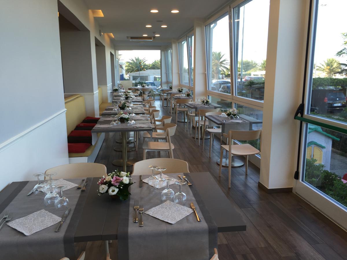 Hotel Tritone Senigallia Bagian luar foto