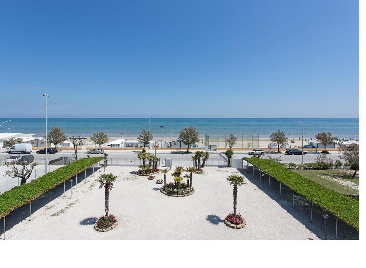 Hotel Tritone Senigallia Bagian luar foto